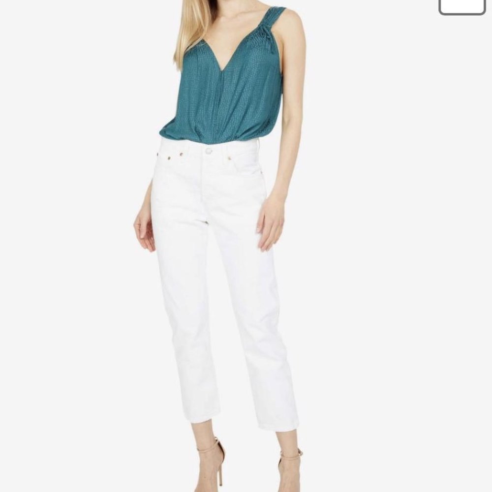 {New Condition} LEVI’S Mid Rise Classic Crop White Jeans
